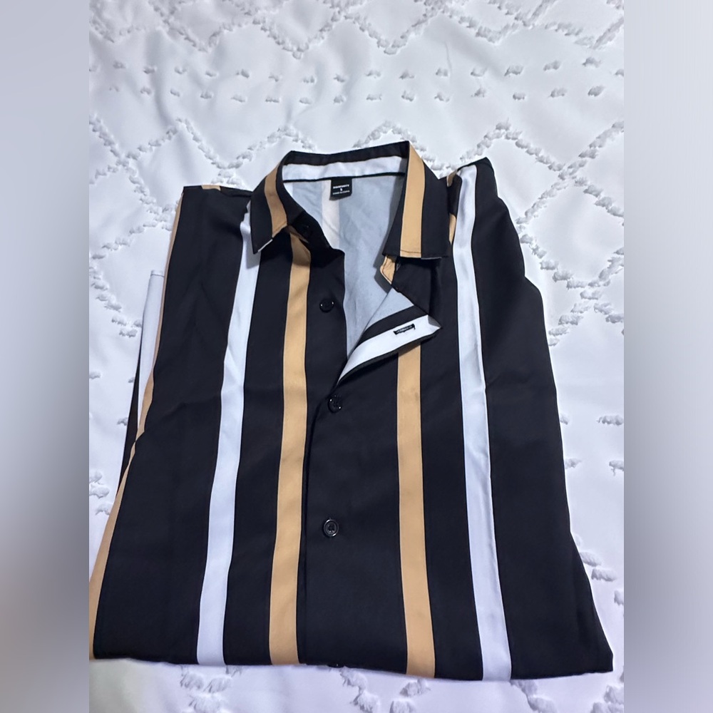 Men’s button down Short sleeve shirt sz small like new!!